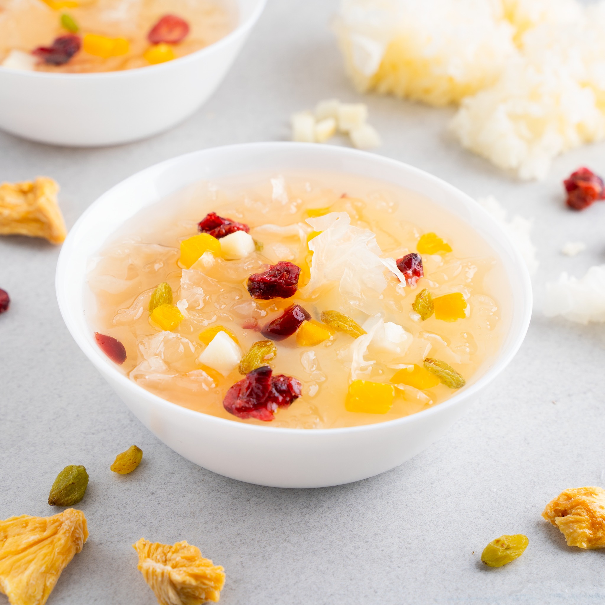 Strikt geselecteerde Xiangcheng-mango wordt gecombineerd met zoetzure rode pomelopulp. Het is zoet en heeft een charmante lichtzure smaak die de smaakpapillen prikkelt. Het toevoegen van QQ-fruit voegt kauwinteresse en gelaagdheid toe. Gladde kokosmelk en rijke verse room voegen aroma toe, wat een zomerheiligdom in Nanyang-stijl is. Hoe te eten: (1) Zet het in de koelkast en ontdooi het gedurende 3-5 uur (2) Ontdooi het in kraanwater gedurende 5-10 minuten