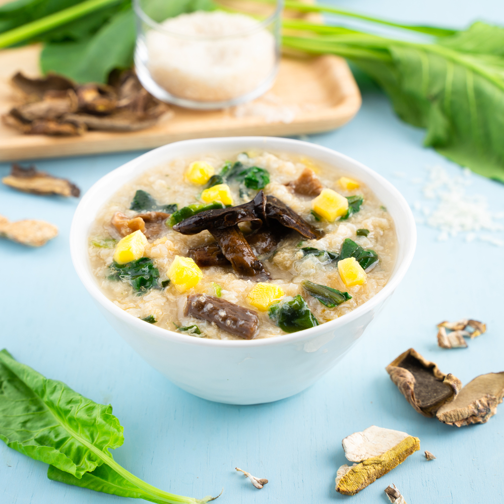Porridge di funghi porcini con spinaci e semi di amaranto