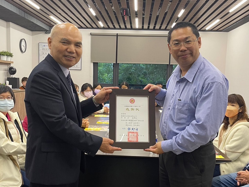 The principal of Yutian Elementary School presented the certificate