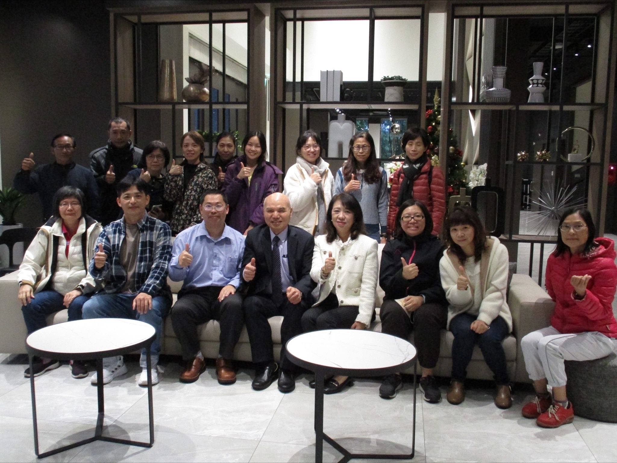 Photo de groupe de la visite de l'école primaire Yutian à la troisième usine