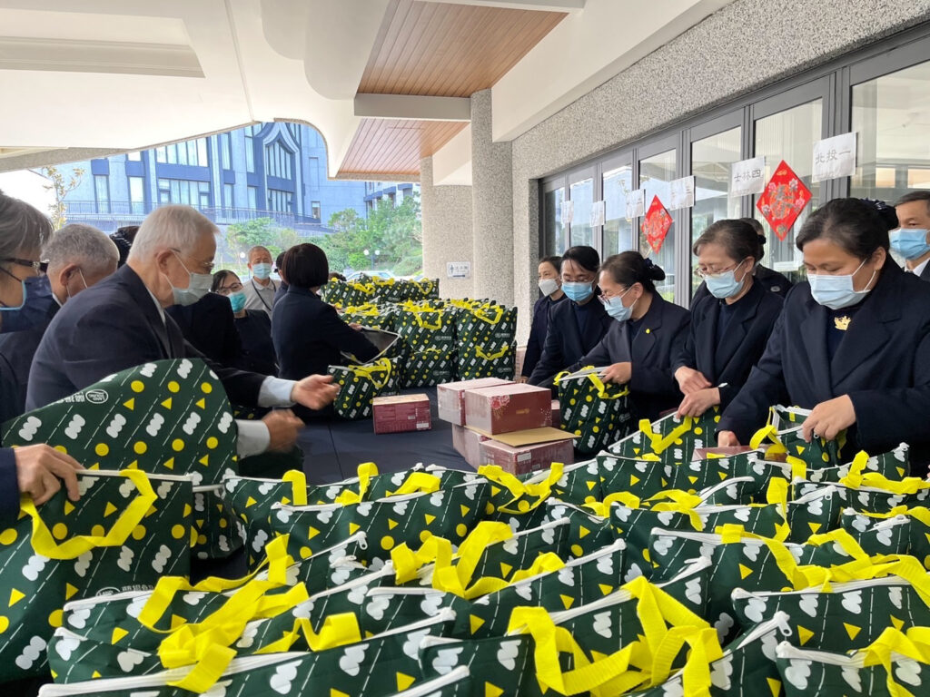 Vrijwilligers van Tzu Chi helpen bij het inpakken van nieuwjaarsgerechten