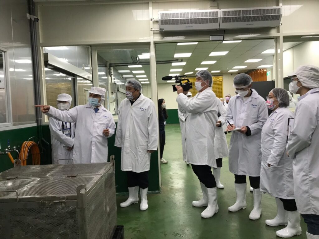 2023NHK-verslaggever bezoekt Lanyang Food Factory