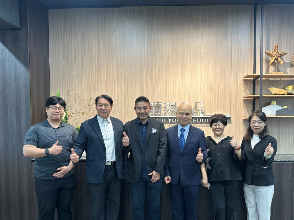 Ein Gruppenfoto von Kumamoto International Fragrant Pine Council und Lanyang Foods