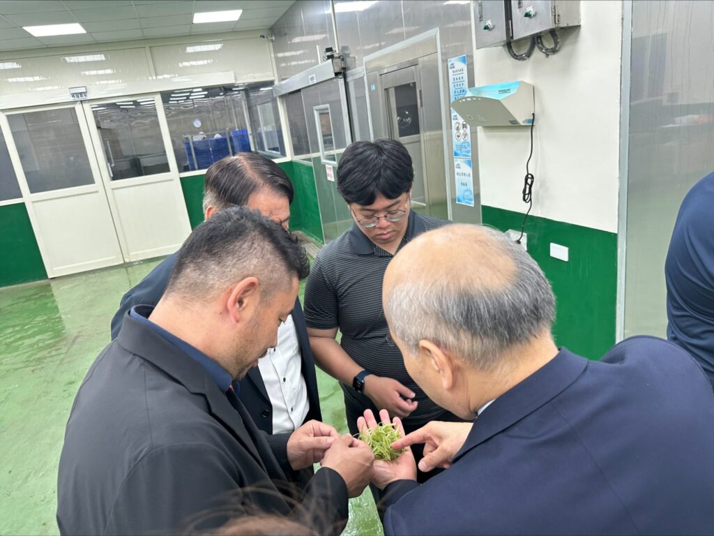 Pino japonés visita a la fábrica para debate