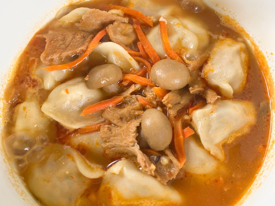 Gnocchi tailandesi della minestra calda e acida
