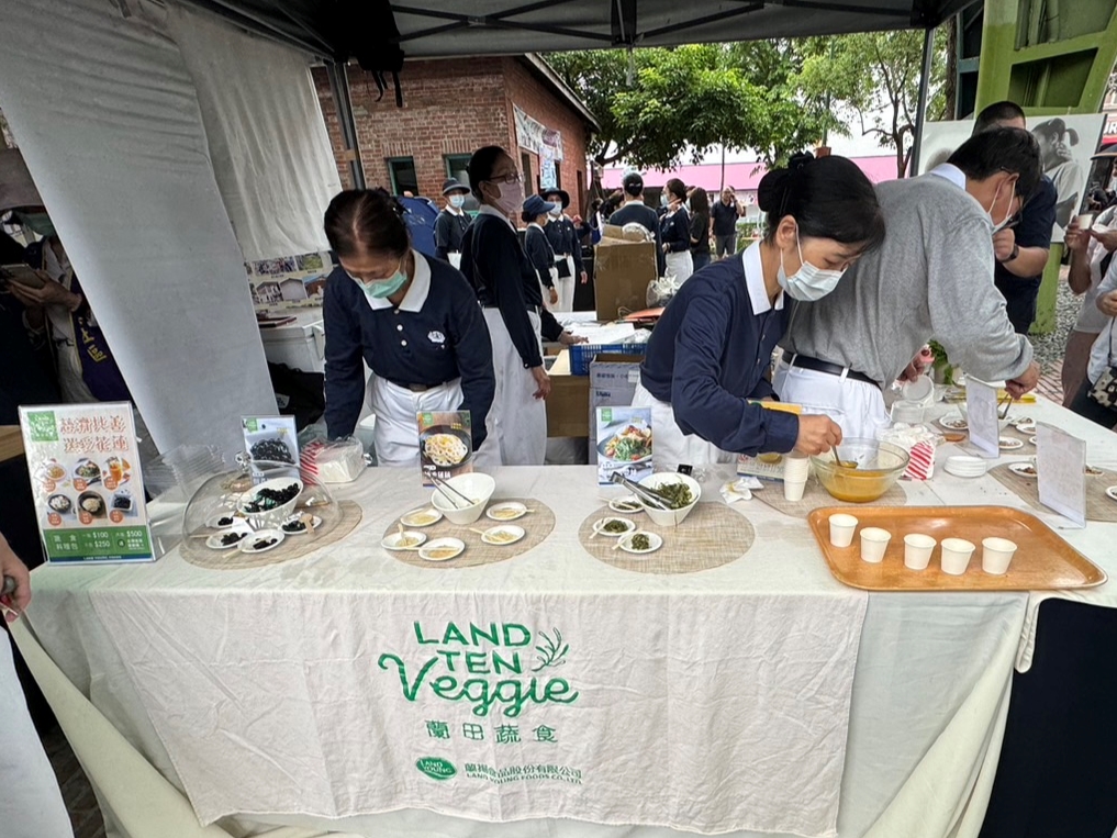 蓮賑災義賣現場絡繹不絕