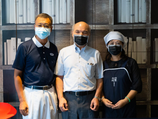 Une photo de groupe avec Tzu Chi lors de l'événement de soutien médical 2021